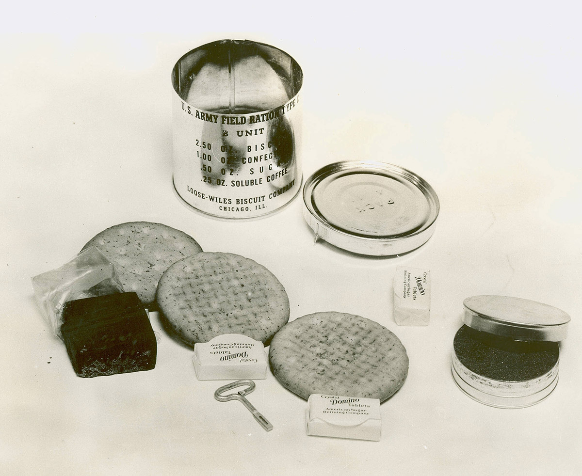 3 C_Ration_B_unit_(1941)_with_contents.jpg